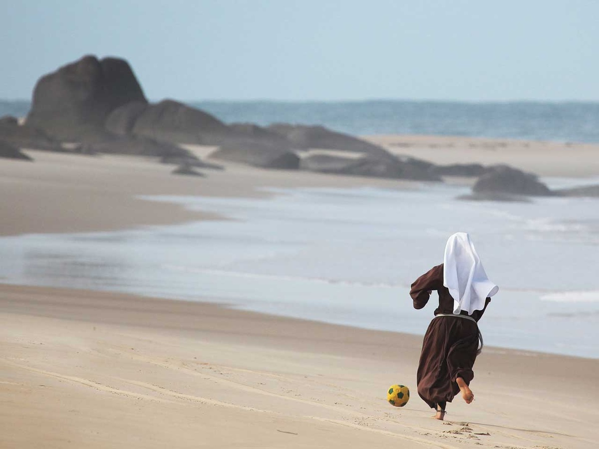 Der Fußball hält Brasilien in seinem Bann: Hier jagt gerade eine Novizin des Klarissen-Ordens an einem Strand in Paraíba einem „Bola“ nach. (Foto: Carlos Cajueiro)