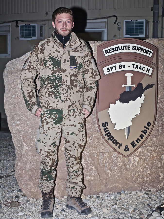 Hauptmann Christian H. neben dem Logo der Nato-Mission "Resolute Support". (Foto: Enric Boixadós)
