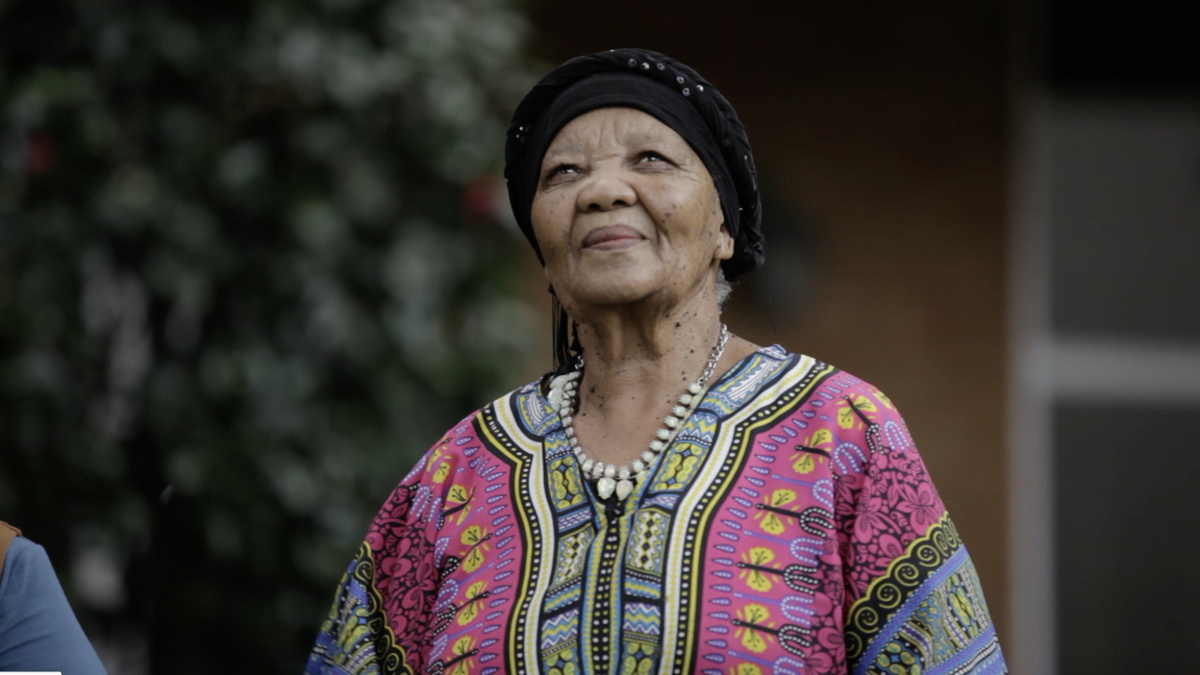 Katrina Esau will die Sprache  ihres Volkes bewahren: das alte Khoisan-Idiom N|uu. Es ist „Ouma Katrinas“ Muttersprache. (Foto: Puku Children’s Literature Foundation)