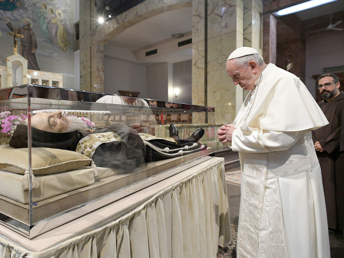 Papst Franziskus betete am Grab des heiligen Pater Pio. Die Ganzkörperreliquie, deren Gesicht eine Silikonmaske mit Bart verdeckt, ist in einem Glasschrein konserviert. (Fotos: KNA)