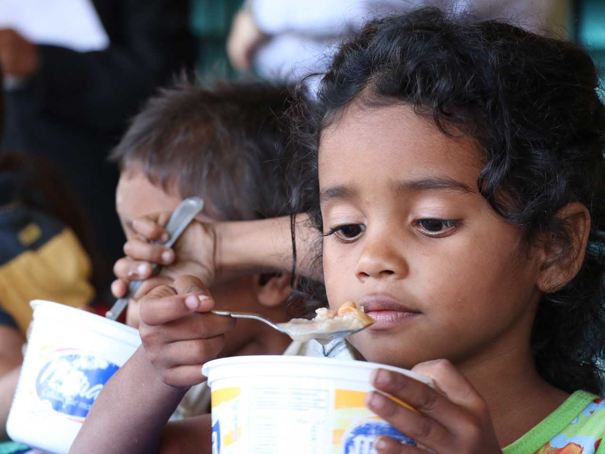 Bei ihrem Essenstreff auf der Empore der Kirche im Stadtviertel Cambur versorgen die Ehrenamtlichen 45 Kinder und drei unterernährte Erwachsene. Sie können sich wenigstens einmal am Tag satt essen. (Foto: Neumann)
