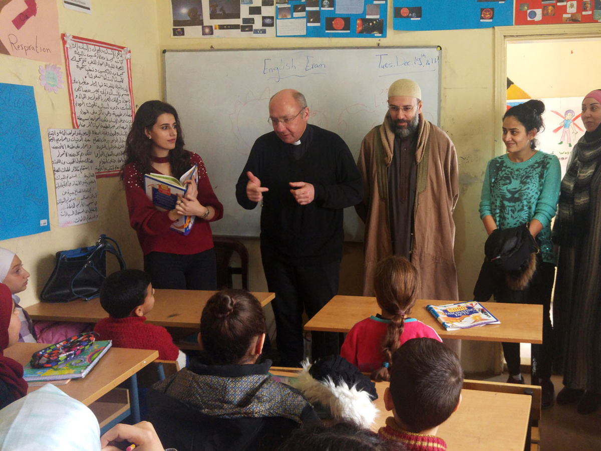 Pfarrer Ulrich Lindl (Zweiter von links) besuchte eine Schule des Jesuiten-Flüchtlingsdiensts in Baalbek. Dort tauschte er sich auch mit Lehrerin Ola Bosso (links) und Mufti Bakr Al Rifaii aus. (Fotos: Aboud)