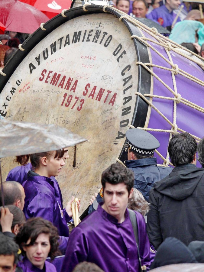 Die Karfreitagstrommler im aragonesischen Calanda sind in leuchtendes Violett gewandet. Sie führen nicht nur ihre traditionellen Trommeln mit, sondern auch ein übermannsgroßes Exemplar. (Foto: Schenk)