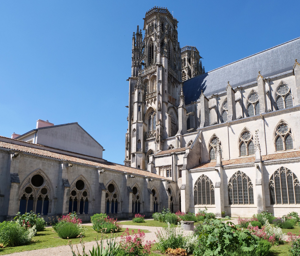 Mit dem sehenswerten Kreuzgang und zahlreichen Wasserspeiern auf den Dächern zählt die Kathedrale von Toul zu den schönsten gotischen Kirchenbauten Europas. (Foto: Schenk)