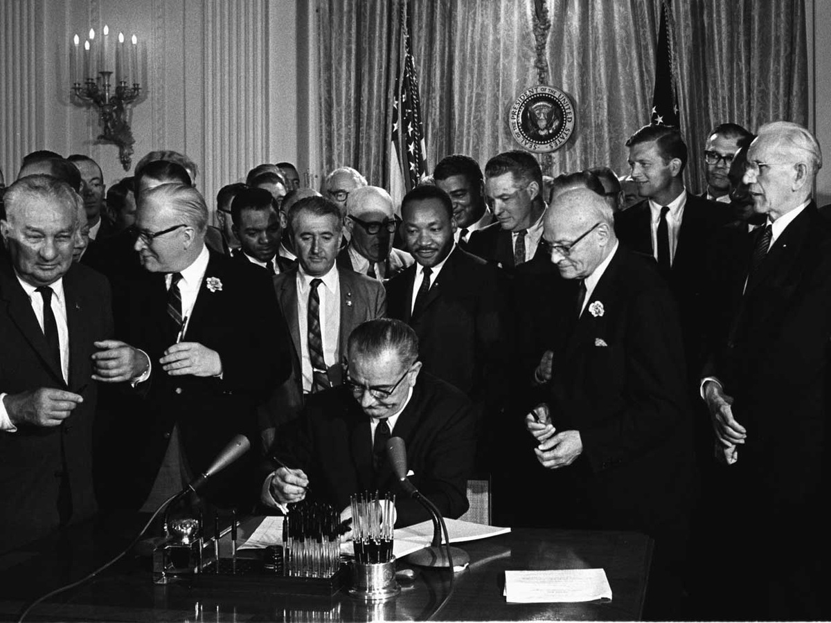 Ein wichtiger Etappensieg für die Bürgerrechtsbewegung: Martin Luther King stand hinter US-Präsident Lyndon B. Johnson, als dieser am 2. Juli 1964 den „Civil Rights Act“ unterschrieb. (Foto: gem)