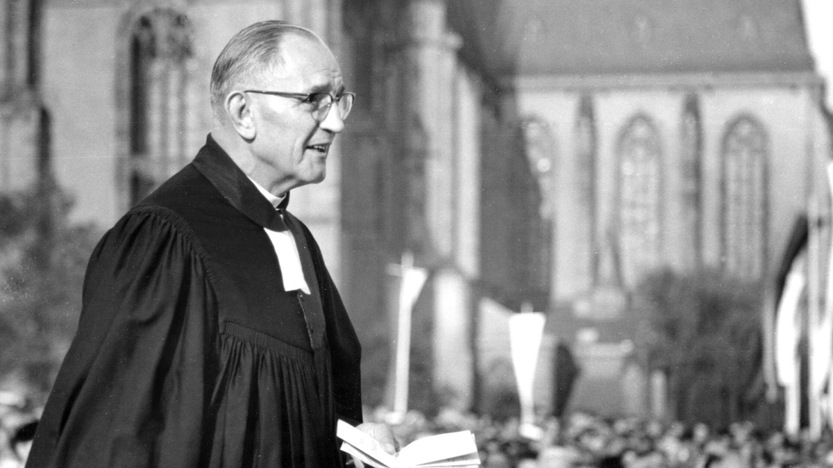 Martin Niemöller spricht auf dem Evangelischen Kirchentag 1956 in Frankfurt am Main. (Foto: KNA)