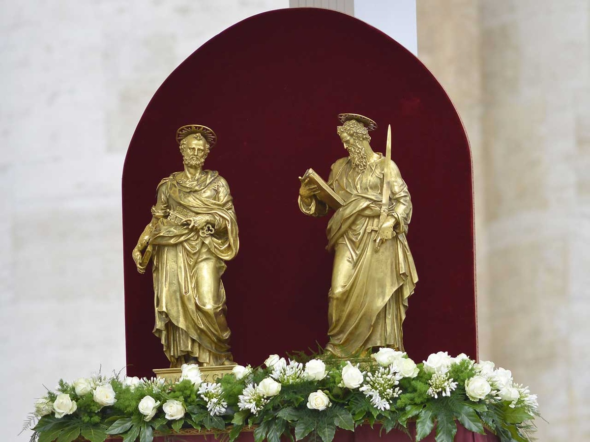 Petrus (links) und Paulus: Der spätantike Dichter Prudentius stilisiert sie neben anderen Heiligen zu Idealbildern römischer Tugendvorstellung. (Foto: KNA)