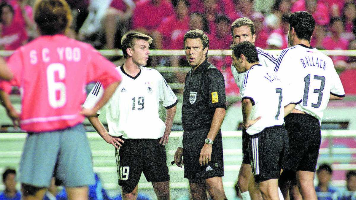Urs Meier (im schwarzen Schiedsrichter-Trikot) diskutiert 2002 während eines WM-Spiels mit Spielern der deutschen Nationalmannschaft. (Foto: Imago/Horstmüller)