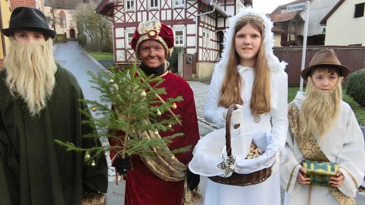 Franziska Schneider übernahm im vergangenen Jahr die Rolle des Christkinds. Ihre Begleiter sind (von links) der Hirte, der Mohr und der Ansager. (Foto: Kleinhenz)