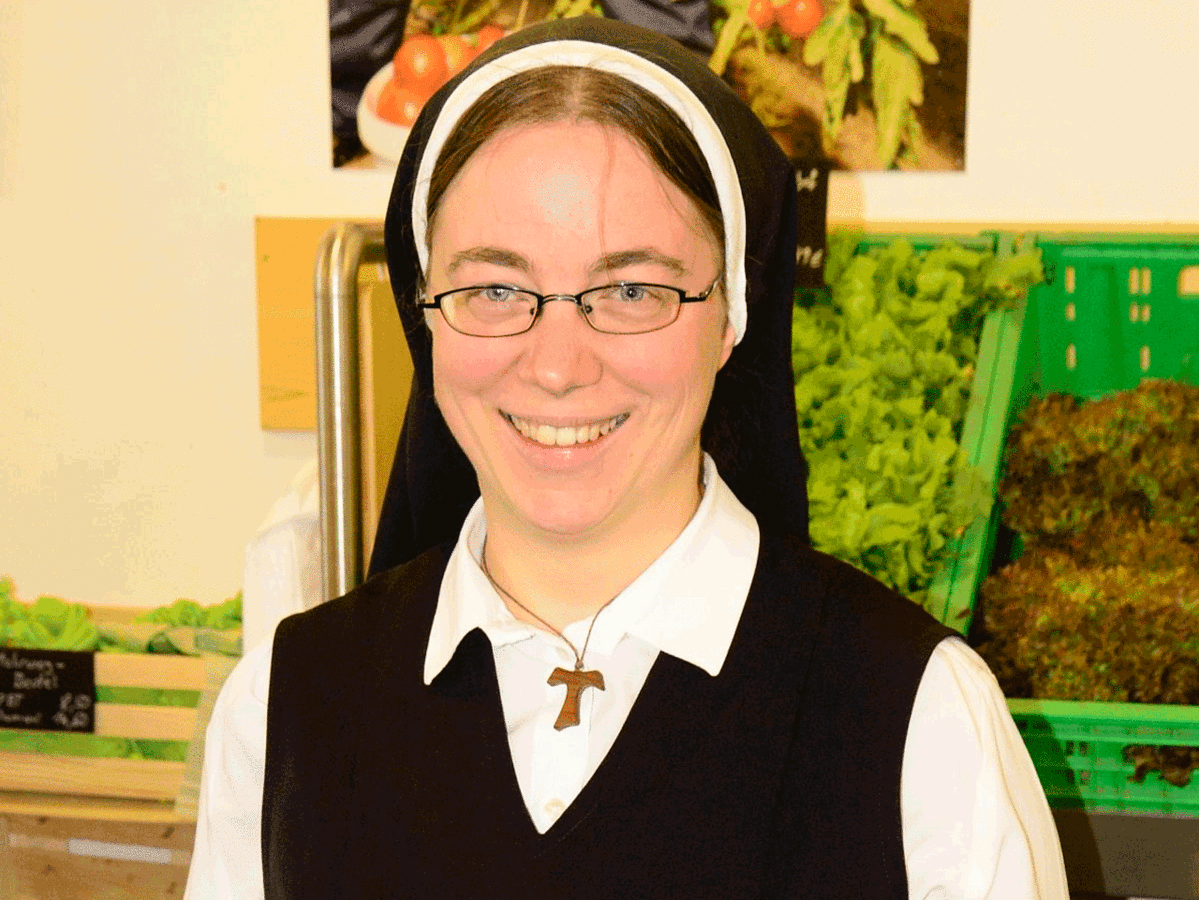 Nicht nur im Gebet versunken: Schwester Regina-Maria arbeitet im Hofladen von Regens Wagner im fränkischen Absberg. (Foto: privat)