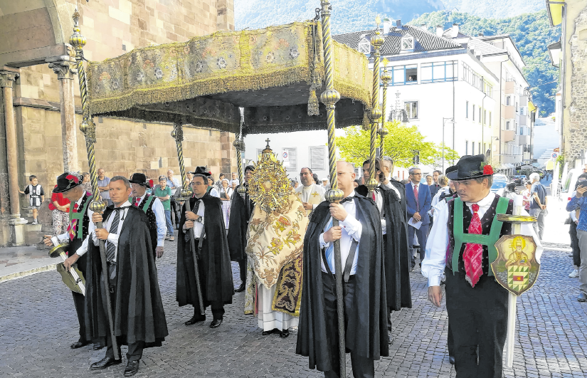 Fronleichnam in Bozen, der Hauptstadt Südtirols. Wie im Rest Italiens findet das traditionelle Kirchenfest hier nicht am zweiten Donnerstag nach Pfingsten statt, sondern am Sonntag darauf, in diesem Jahr also am 14. Juni. (Foto: Diözese Bozen-Brixen)