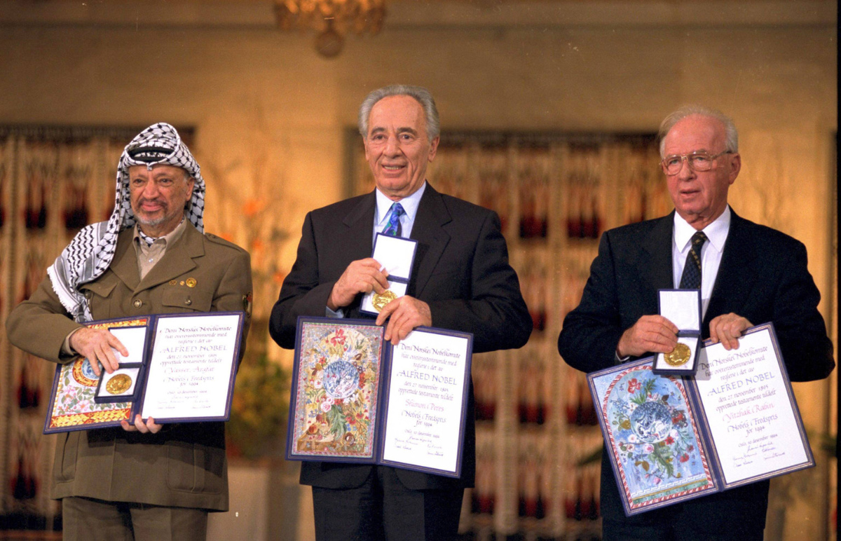 Mit dem Friedensnobelpreis ausgezeichnet wurden im Dezember 1994 (von  links) Palästinenserführer Yassir Arafat, Israels Außen­minister Schimon Peres und Ministerpräsident Yitzchak Rabin. Keine elf Monate später wurde Rabin ermordet. (Foto: imago images/UPI Photo)