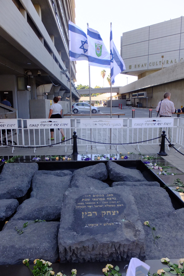 „Ermordet im Ringen um Frieden“: Ein Mahnmal und Hinweistafeln erinnern am Ort des Attentats in Tel Aviv an Yitzchak Rabin. (Foto: Zang)