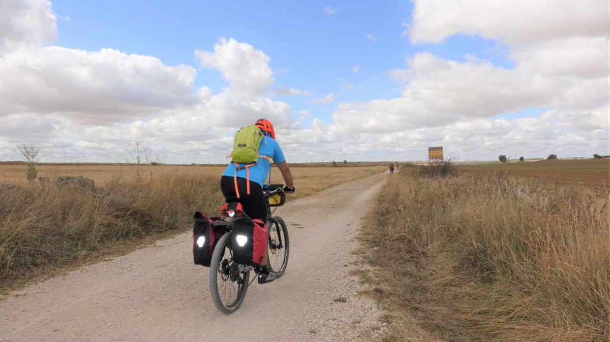 Um die begehrte Pilgerurkunde „La Compostela“ zu erhalten, müssen Stempel nachweisen, dass die Pilger die letzten 100 Kilometer des Jakobswegs zu Fuß oder die letzten 200 mit dem Fahrrad zurückgelegt haben. (Foto: Drouve)