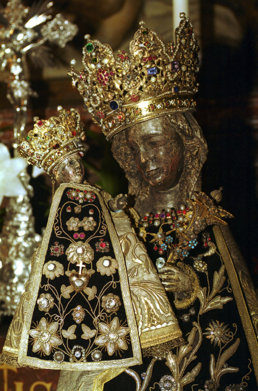 Die Schwarze Madonna, das Gnadenbild der Muttergottes, in der Basilika im oberbayerischen Wallfahrtsort Altötting. (Foto: KNA)