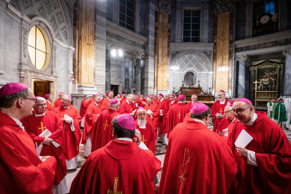 Deutsche Bischöfe beim Ad-limina-Besuch im Petersdom im Vatikan am 14. November 2022. (Foto: KNA)