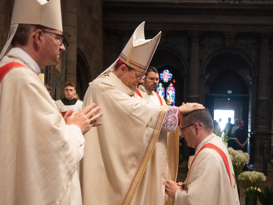 Stephan Burger, Erzbischof von Freiburg, legt die Hände auf den Kopf von Christian Würtz während dessen Bischofsweihe und Amtseinführung in der Erzdiözese Freiburg am 30. Juni 2019 im Freiburger Münster. (Foto: KNA)