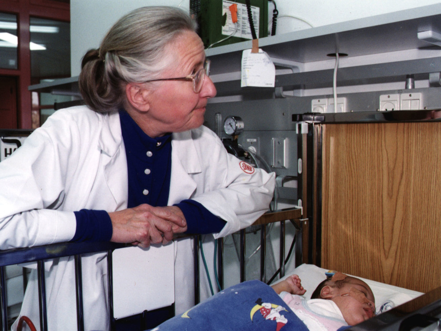 Eine Ärztin im Caritas-Babyhospital schaut nach einem kleinen Patienten. (Foto: KNA)