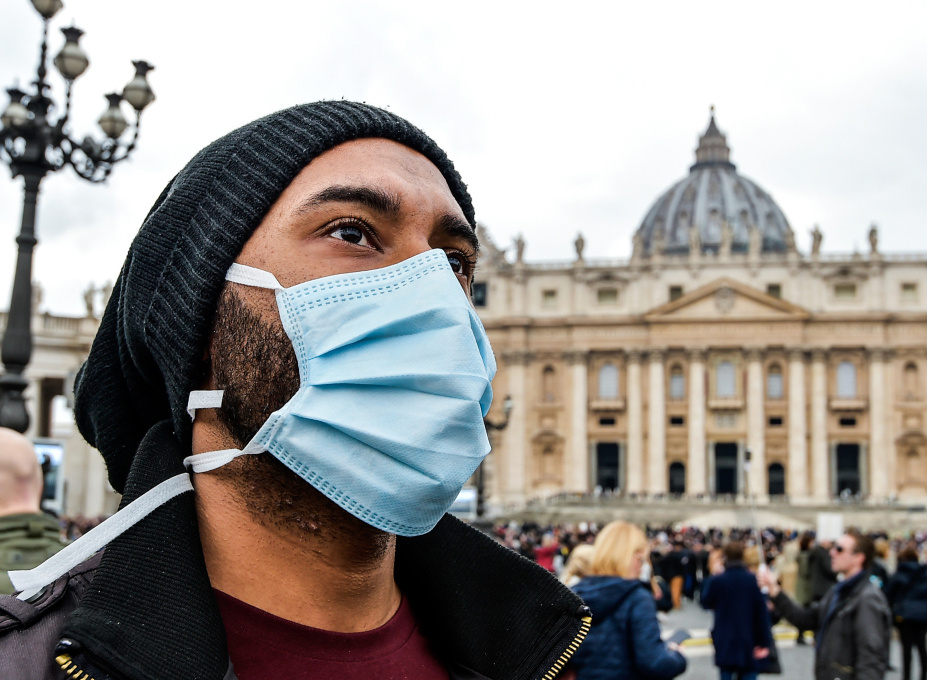 Ein Mann trägt eine Atemschutzmaske während des Angelusgebets mit Papst Franziskus am 2. Februar 2020 auf dem Petersplatz im Vatikan. (Foto: KNA)