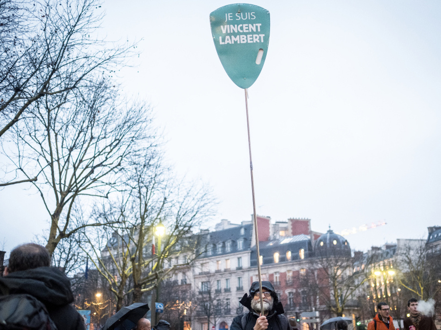 Ein Demonstrant zeigt bei der Demonstration "Marsch für das Leben" am 21. Januar 2018 in Paris ein Schild mit der Aufschrift "Je suis Vincent Lambert" (Ich bin Vincent Lambert). (Foto: KNA) 