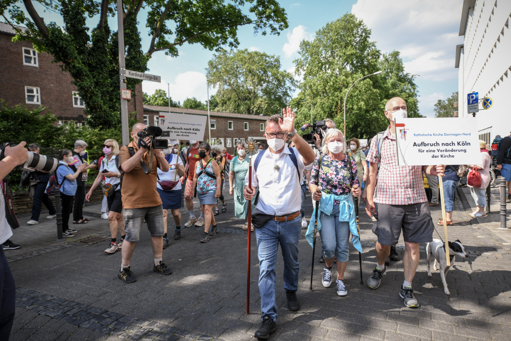 Klaus Koltermann, Pfarrer in Dormagen, und seine Weggefährten bei der Ankunft in der Kölner Innenstadt zur Kundgebung "Aufbruch nach Köln - für eine Veränderung der Kirche" am 12. Juni 2021. (Foto: KNA)