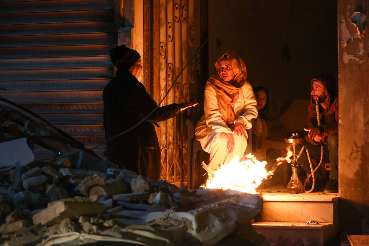 Durch das Erdbeben obdachlos gewordene Syrer wärmen sich in in der Küstenstadt Dschabla im Februar 2023 an einem Feuer. (Foto: Imago/Itar-Tass)