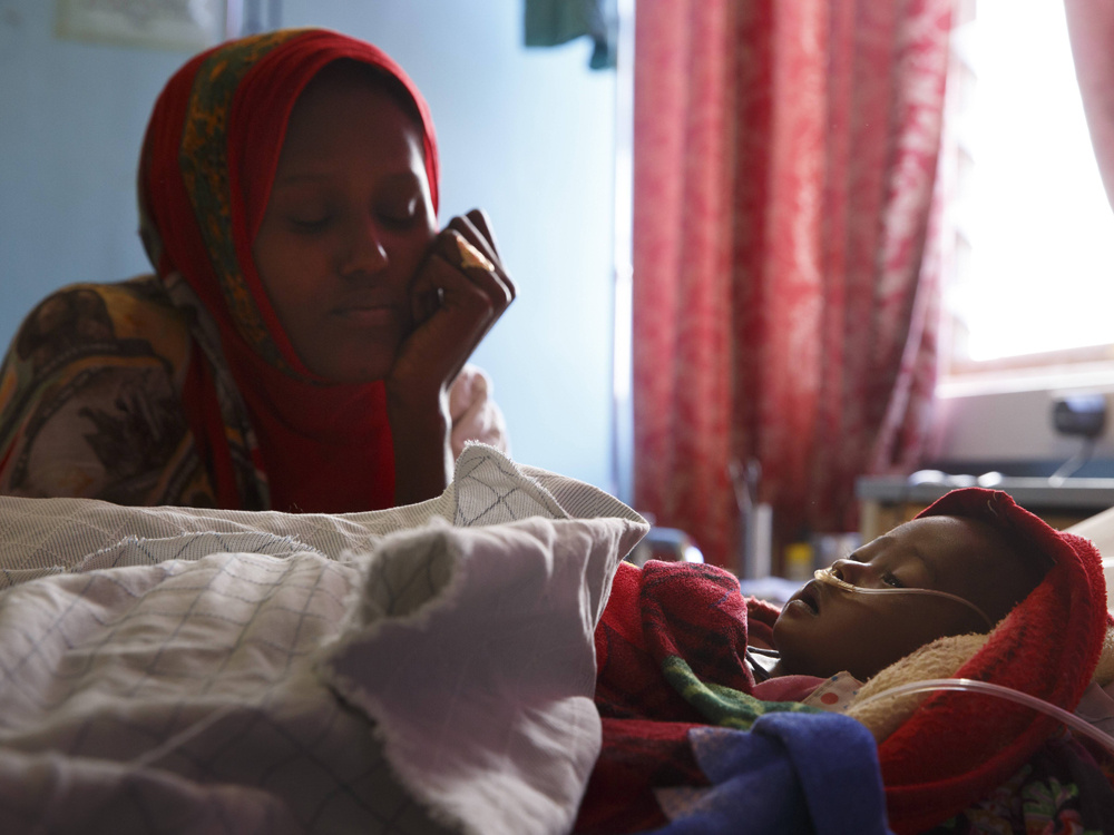 Eine Mutter besucht ihr KInd im Internationalen Kinderkrankenhaus in Asmara (Eritrea). (Foto: imago images/photothek) 