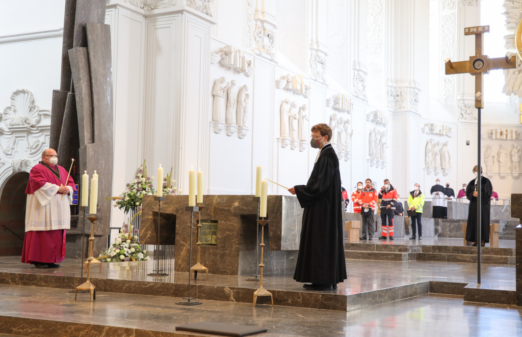Im Sankt-Kilians-Dom werden bei der Gedenkfeier am 27. Juni 2021 für die Opfer von Würzburg am vergangenen Freitag Kerzen angezündet. (Foto: KNA)