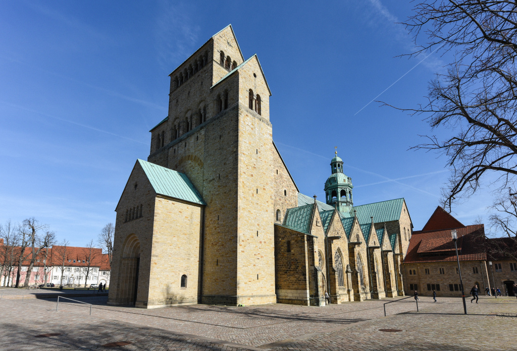 Hoher Dom zu Hildesheim, Südfassade und Hauptportal. (Foto: KNA)