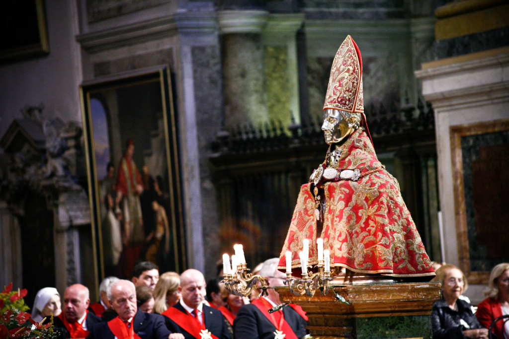 Ritter des Januariusordens am 19. September 2016 beim Fest des Sankt Januarius (italienisch "San Gennaro") im Dom von Neapel. Im Vordergrund ist die geschmückte Büste des Märtyrers zu sehen. (Foto: KNA)