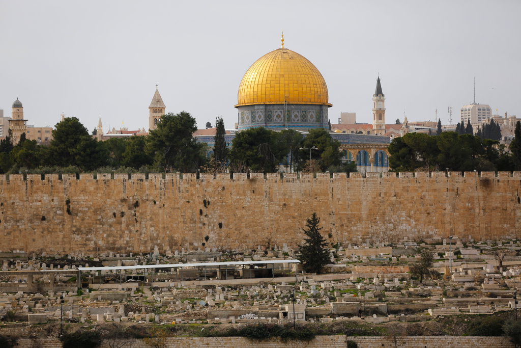 Blick über den jüdischen Friedhof auf den Tempelberg mit Felsendom in Jerusalem. (Foto: KNA)