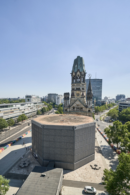 Kaiser-Wilhelm-Gedächtniskirche in Berlin. Im Vordergrund die neue Kirche, im Hintergrund die Turmruine der alten Kirche. (Foto: KNA)