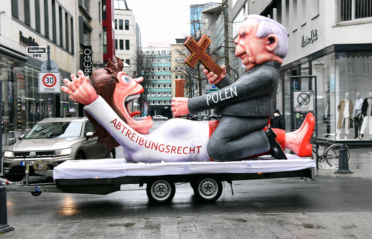 Trotz abgesagtem Karneval schickt Wagenbauer Jacques Tilly am Rosenmontag einige Mottowagen durch das fast leere Düsseldorf. Im Bild das Thema Abtreibungsrecht in Polen. (Foto: Imago/Kraft)