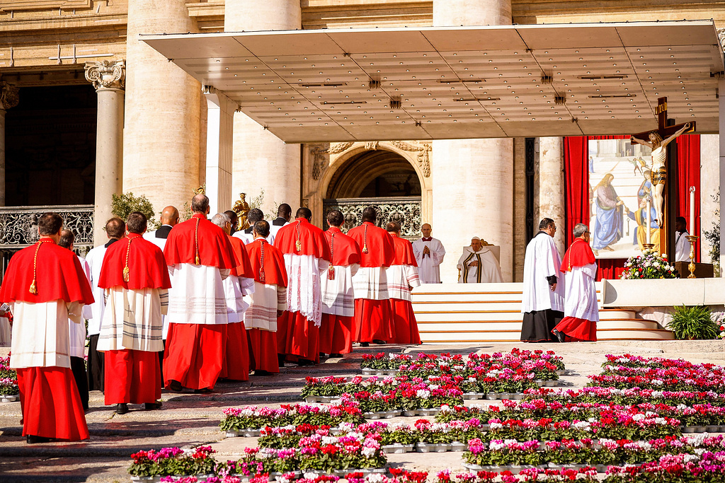 Die neuen Kardinäle auf dem Weg zu Papst Franziskus beim Konsistorium am 30. September 2023 auf dem Petersplatz im Vatikan. (Foto: KNA)