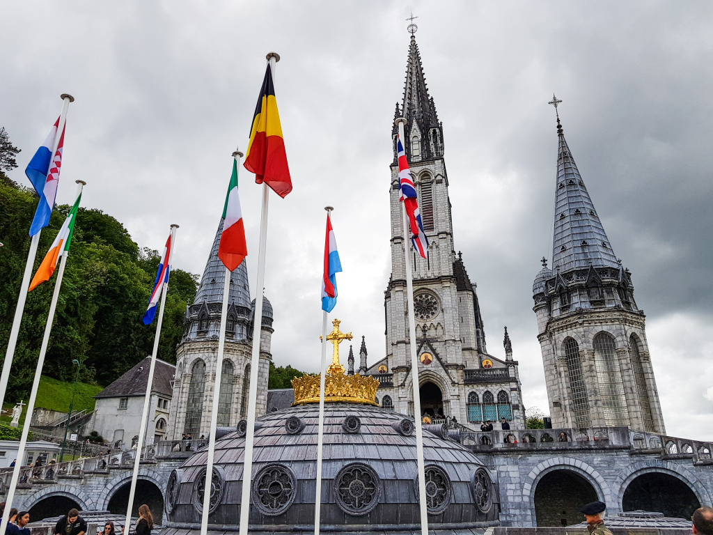 Die Basilika Notre-Dame du Rosaire mit goldener Kuppel und Kreuz im französischen Wallfahrtsort Lourdes.