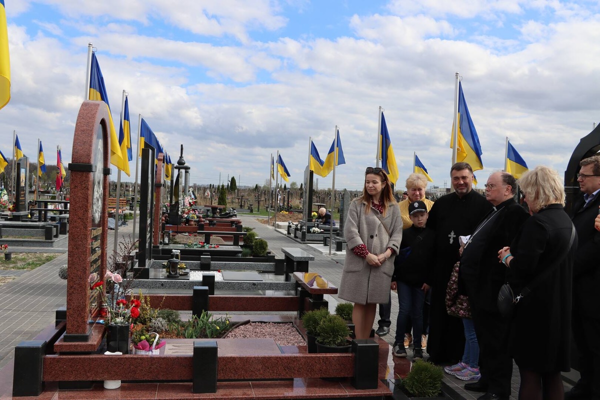 Weltkirchebischof Bertram Meier beim Besuch des Friedhofs in Brovary bei Kiew und einem Treffen mit Angehörigen gefallener Soldaten im April 2024. (Foto: Ewelina Sowa/DBK)