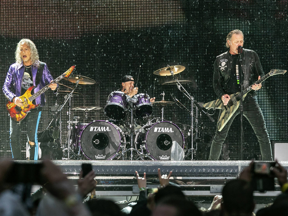 Kirk Hammett, Lars Ulrich und James Hetfield (von links) von Metallica live bei einem Konzert im Olympiastadion Berlin am 6. Juli 2019. (Foto: imago/Future Image) 