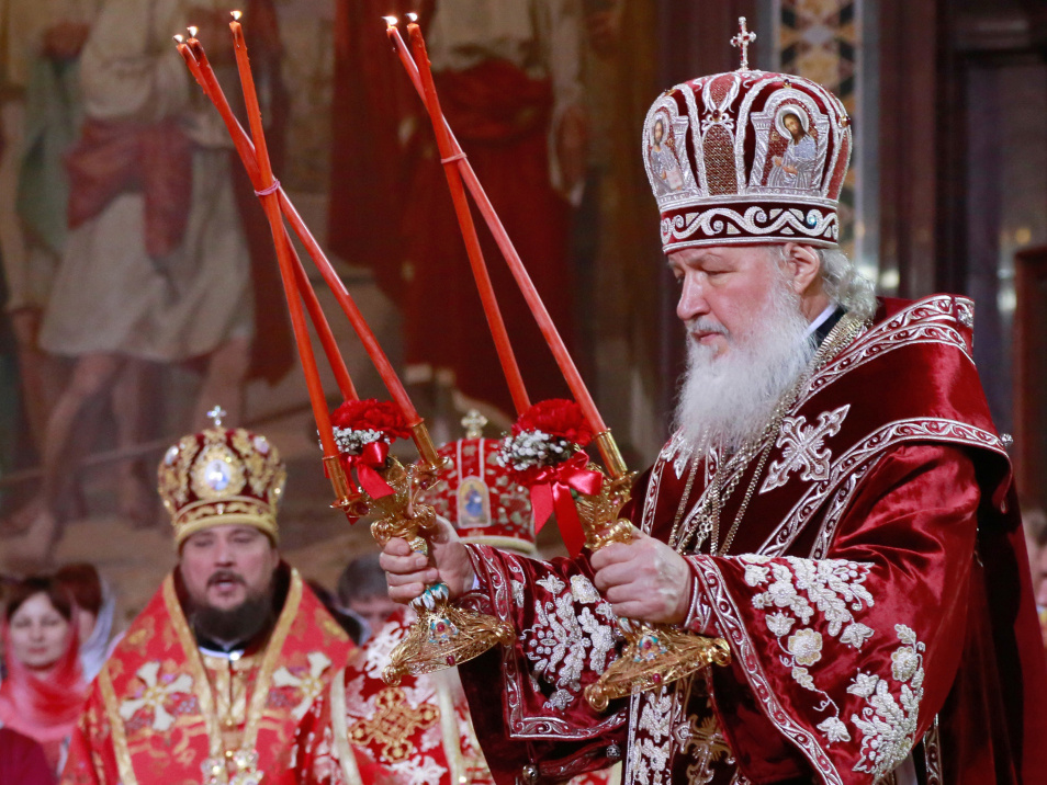 Der russisch-orthodoxe Patriarch Kyrill I. mit den Kerzenhaltern Dikirion und Trikirion beim russisch-orthodoxen Ostergottesdienst in der Christ-Erlöser-Kathedrale im Jahr 2015 in Moskau. (Foto: KNA)