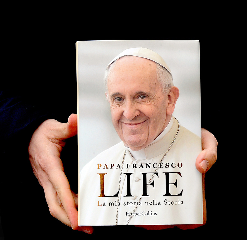 Autobiografisches Buch über Papst Franziskus "Papa Francesco. Life. My Story Through History" am 15. März 2024 in Rom (Italien). (Foto: KNA)
