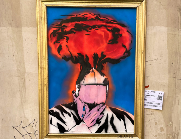 Ein Graffito des Künstlers Sirante mit dem Namen "Trauma-Tomico" zeigt Papst Franziskus weinend mit einer Hand vor den Augen, über ihm ein Atompilz, am 3. Mai 2022 in Rom. (Foto: KNA)