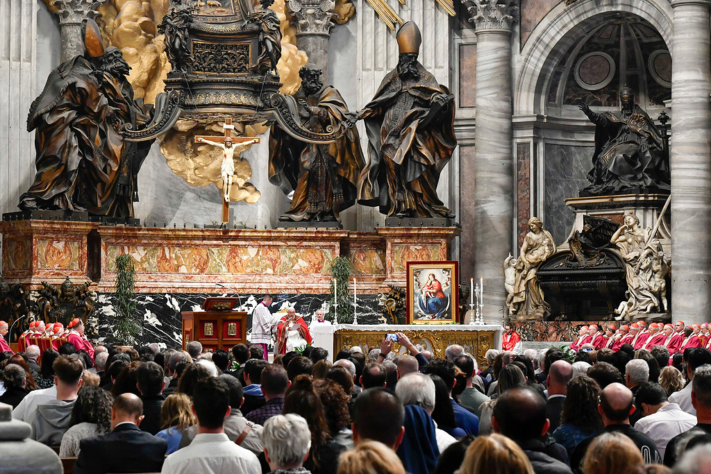 Papst Franziskus feiert im Petersdom eine Messe in Gedenken an den verstorbenen Papst Benedikt XVI. sowie an die in den vergangenen zwölf Monaten verstorbene Kardinäle und Bischöfe am 3. November 2023 im Vatikan. (Foto: KNA)