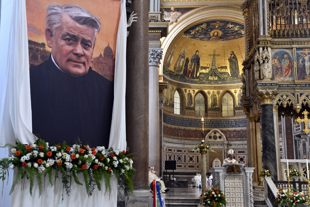 Ein großes Bildnis von Franziskus Jordan, Gründer des Ordens der Salvatorianer, hängt bei einem Gottesdienst, den Kardinal Angelo De Donatis feiert, anlässlich seiner Seligsprechung am 15. Mai 2021 in der Lateranbasilika in Rom. (Foto: KNA)