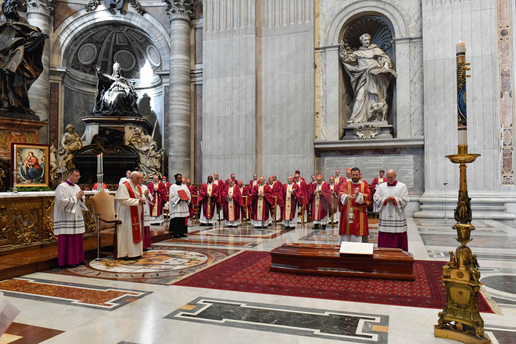 Trauerfeier für Kardinal George Pell am 14. Januar 2023 im Petersdom im Vatikan. Der Sarg des Kardinals ist auf einem Teppich in der Mitte aufgebahrt. (Foto: KNA)