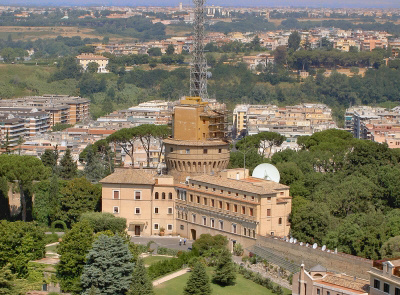 Ein Blick von der Aussichtsplattform des Petersdoms in Rom auf den Sendeturm und Gebäude von Radio Vatikan. (Foto: Bildpixel/pixelio.de)
