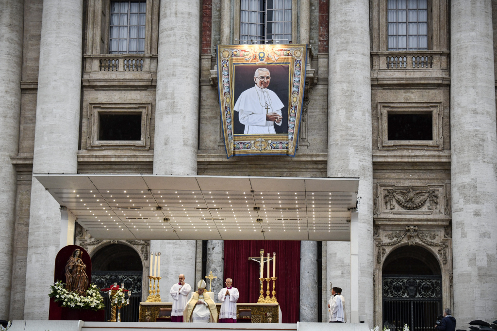 Papst Franziskus feiert eine Messe mit Seligsprechung von Papst Johannes Paul I. am 4. September 2022 auf dem Petersplatz im Vatikan. (Foto: KNA)