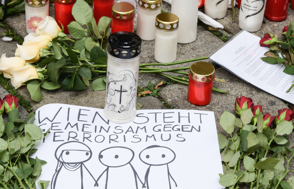 Blumen, Kerzen und ein Bild mit der Aufschrift "Wien steht gemeinsam gegen Terrorismus" am 4. November 2020, nach dem Terroranschlag am 2. November 2020, auf dem Friedmannplatz in Wien. (Foto: KNA)