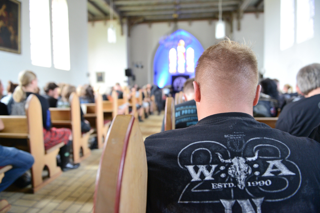 Ein Rocker beim Gottesdienstbesuch in der evangelischen Heiligen-Geist-Kirche am 2. August 2017 auf dem Heavy-Metal-Festival in Wacken. Die Kirche wurde an diesem Tag zur "Metal-Church" umbenannt. (Foto: KNA)