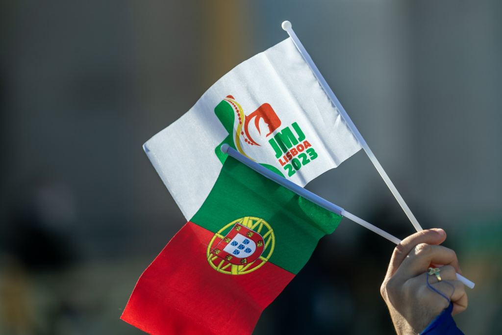 Fähnchen mit dem Logo des Weltjugendtags 2023 in Lissabon und von Portugal. (Foto: KNA)