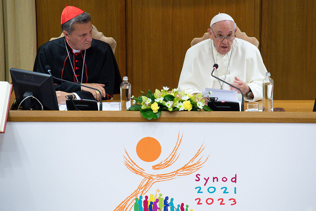 Kardinal Mario Grech, Generalsekretär der Bischofssynode, und Papst Franziskus bei der Eröffnung der Weltsynode am 9. Oktober 2021 im Vatikan. (Foto: KNA)