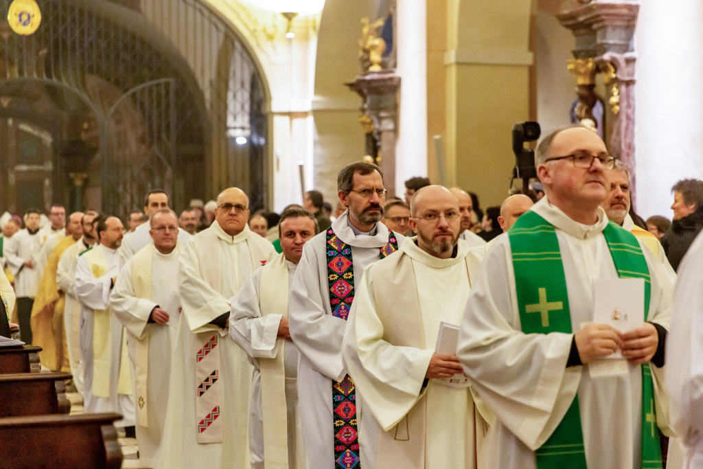 Geistliche beim Einzug zum Eröffnungsgottesdienst der Europa-Etappe der Weltsynode am 5. Februar 2023 in der Kirche Mariä Himmelfahrt in Prag. (Foto: KNA)